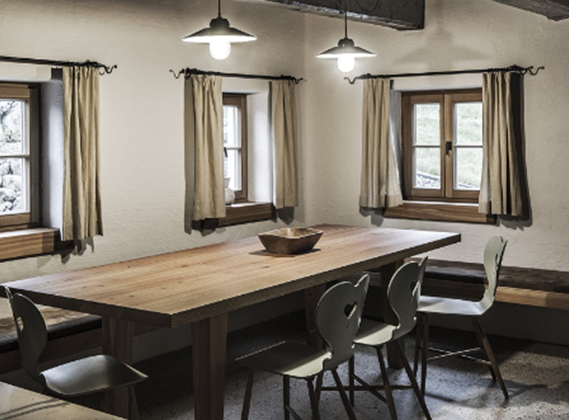 Farmhouse parlor - dining table with chairs in the luxury chalet Käth and Nanei
