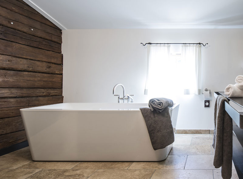 Eines der Badezimmer mit gemütlicher Badewanne im Luxus Ferienhaus 