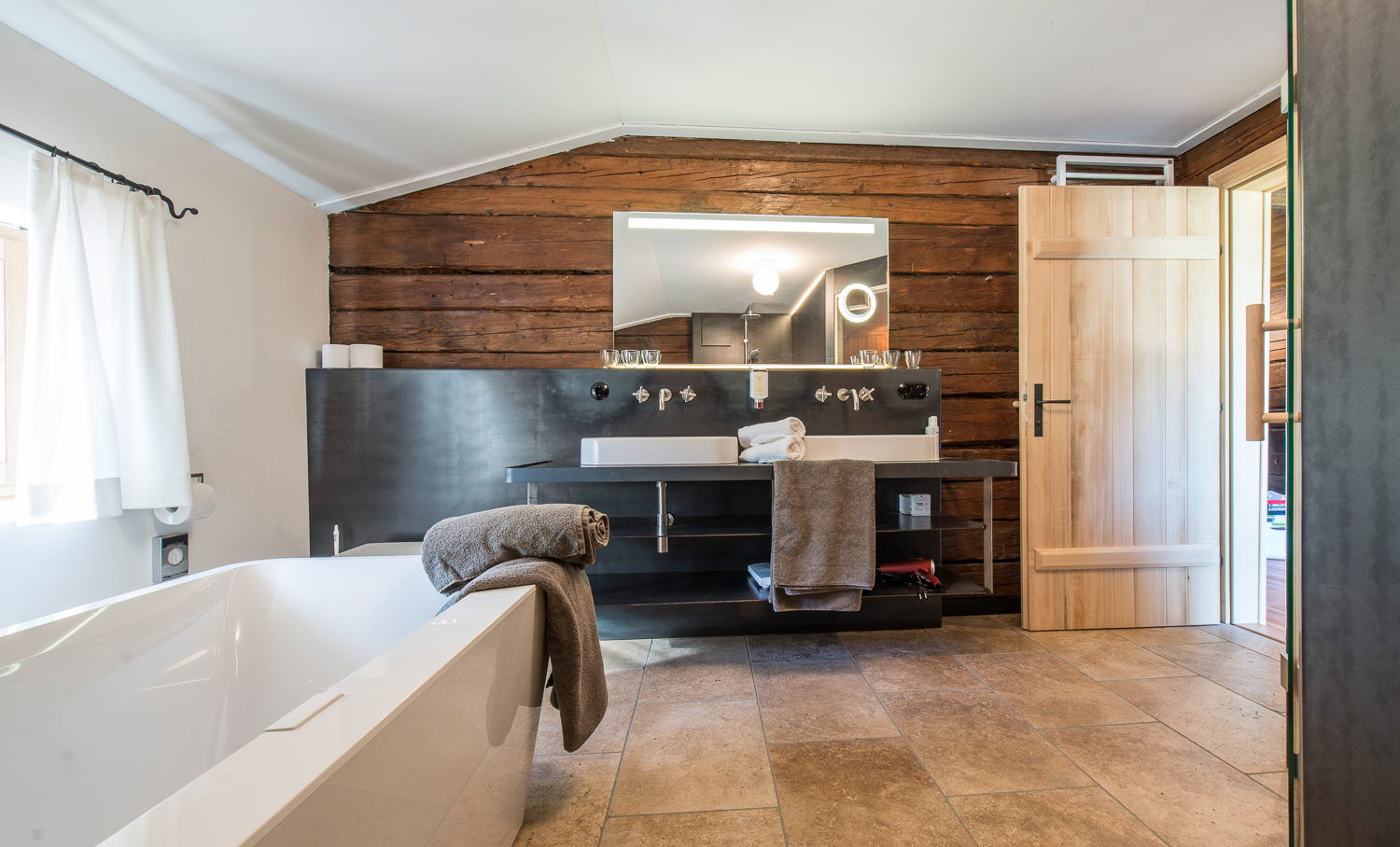 großräumiges Luxus Badezimmer 